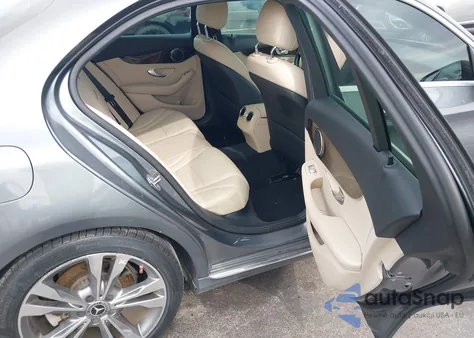 2017 Mercedes-Benz C 300 z USA, uszkodzony, nr VIN 55SWF4JB7HU218321